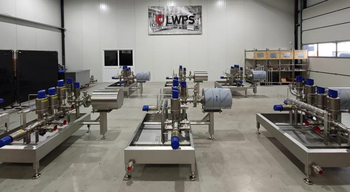 De productiehal van LWPS in Heinkenszand met klepclusters op frames en het LWPS-bord aan de wand