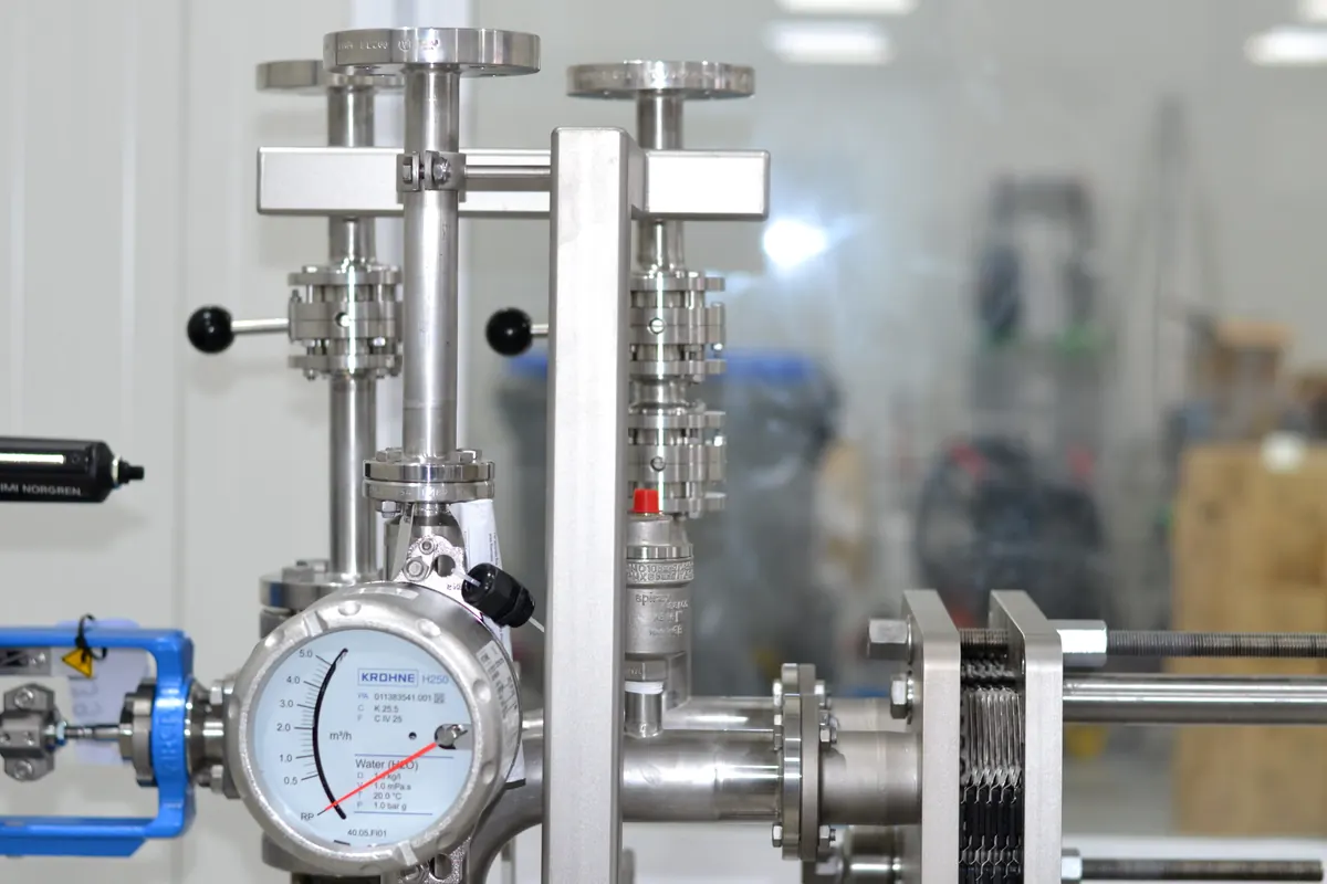 Manometer en regelklep in het leidingwerk