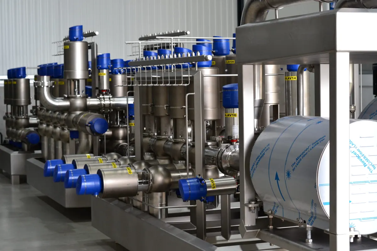 RVS-frame met lekbak, klepcluster en leidingwerk in de hal